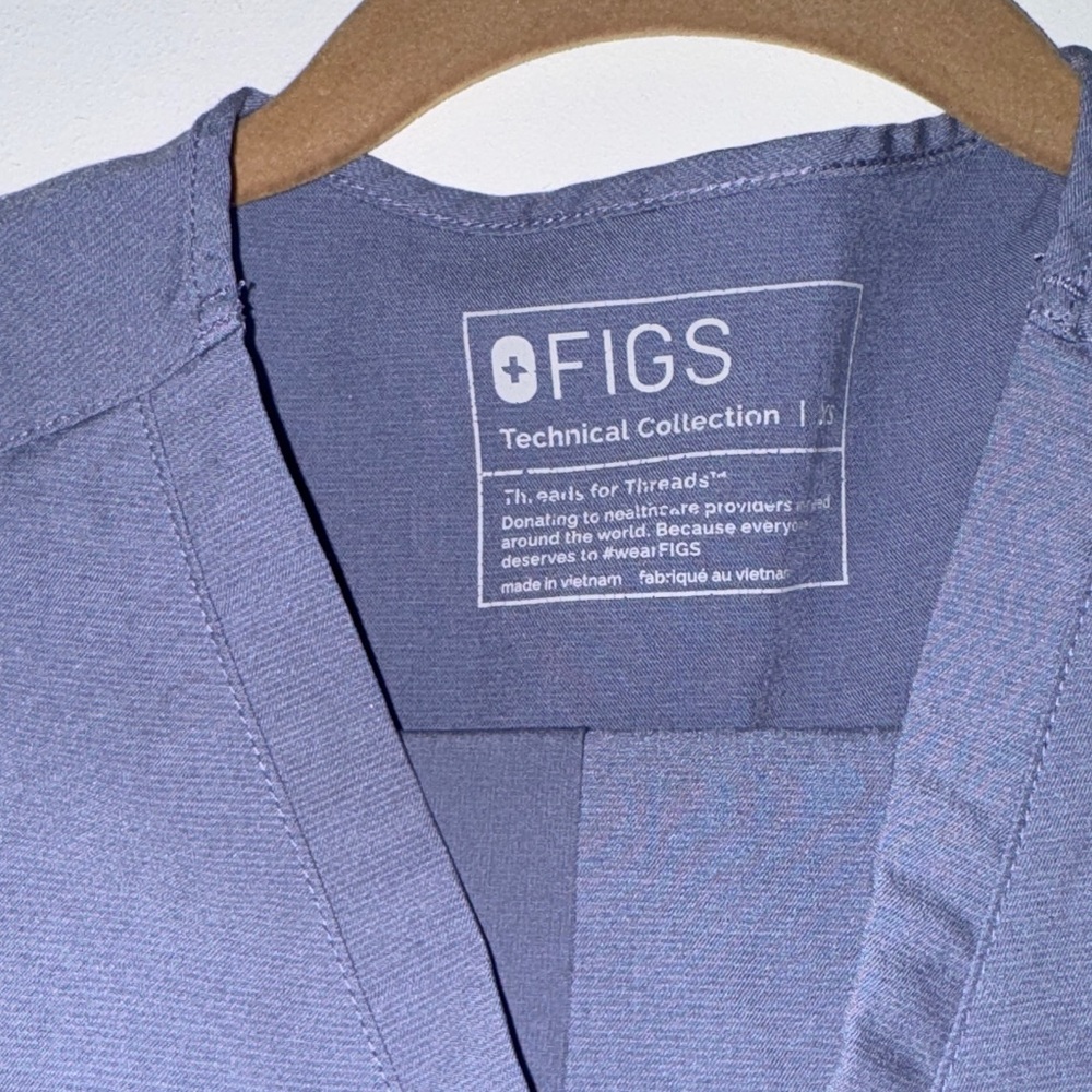 Figs Women's Short Sleeve V-Neck and jogger pants Dusty Blue